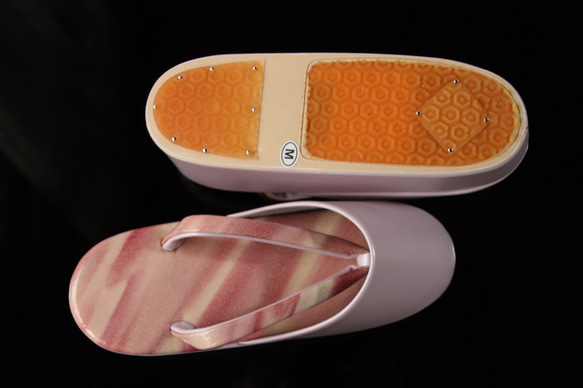 手染め雨草履・雪草履『紅の道行き』Мサイズのみ　京都の老舗着物作家の染める一点物 また 送料はご負担お願い致します