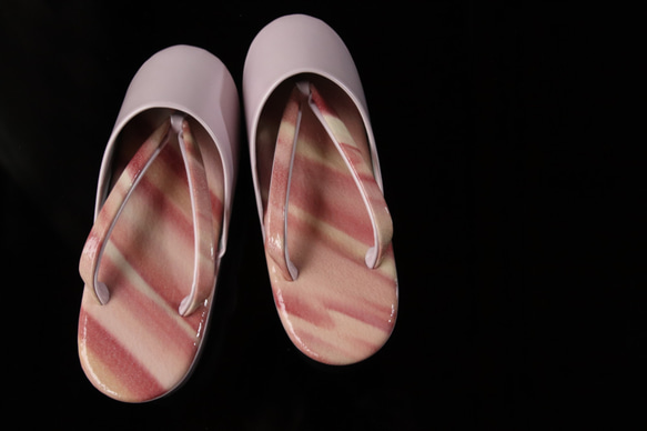 手染め雨草履・雪草履『紅の道行き』Мサイズのみ　京都の老舗着物作家の染める一点物 また 送料はご負担お願い致します