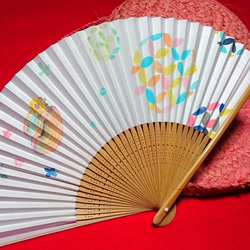 【京都の着物作家】 【名入れ無料】一点もの手描き和紙扇子『七宝文様と空の麦わら帽子』 1枚目の画像