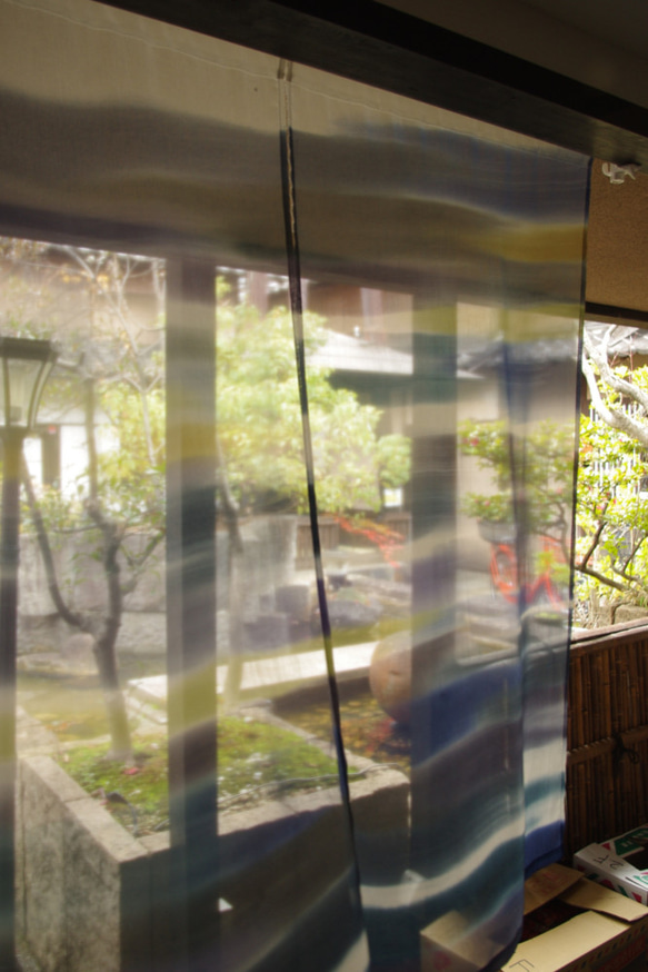 由LEXUS認證的京都工匠手工染色的涼爽Noren“ Kasumi” 第6張的照片