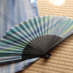 融化“風”（手繪和有色染料）的風扇和服藝術家染色的作品 第4張的照片