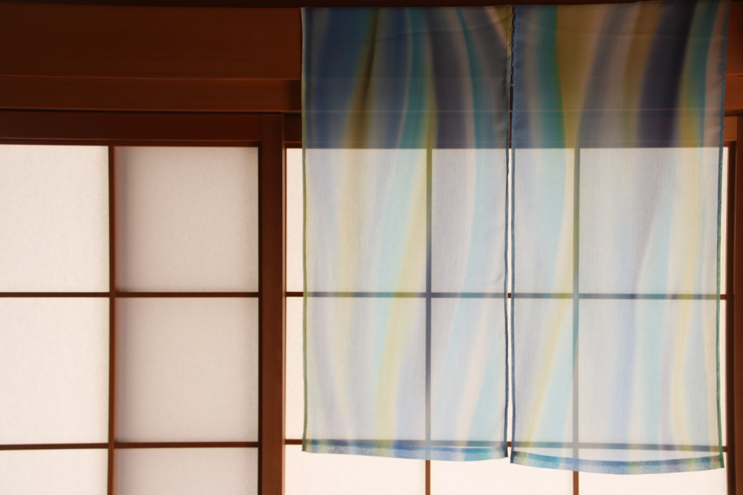 「風」を溶かした暖簾『晴れ空』(サイズオーダー・手染め一点もの・丸棒付き)
