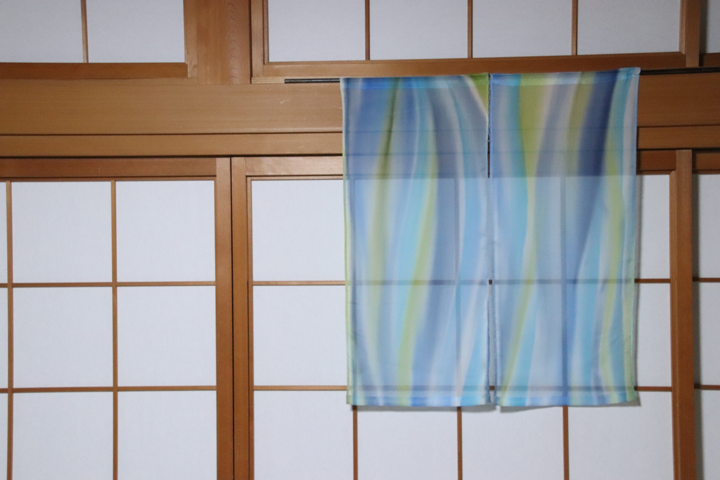 「風」を溶かした暖簾『晴れ空』(サイズオーダー・手染め一点もの・丸棒付き)