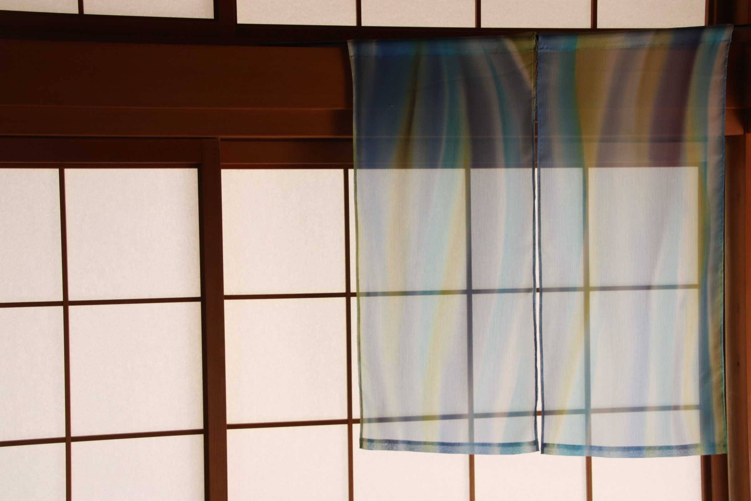 「風」を溶かした暖簾『晴れ空』(サイズオーダー・手染め一点もの・丸棒付き)