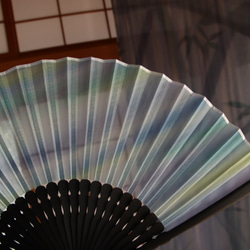 融化“風”（手繪和有色染料）的風扇由和服藝術家染成的一塊 第3張的照片