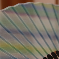 融化“風”（手繪和有色染料）的風扇由和服藝術家染成的一塊 第8張的照片