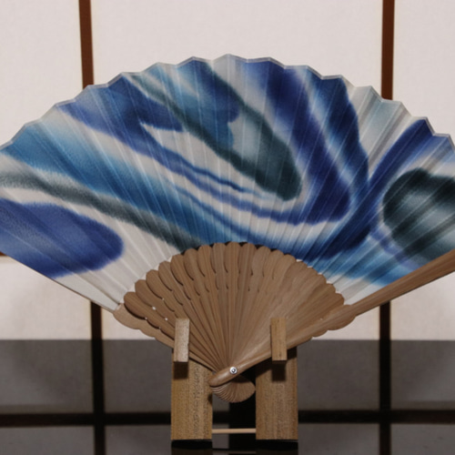 はな 手描き一点物です 手描き扇子「羅鱶」 – 凸凹ことのは舎
