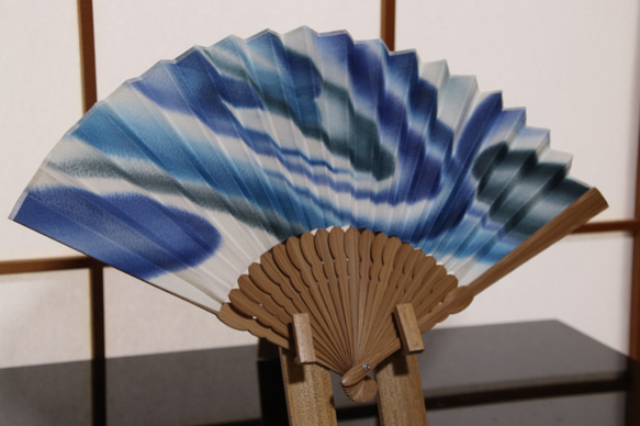 手繪絹扇“藍色旋風”（男子手持一件） 第2張的照片