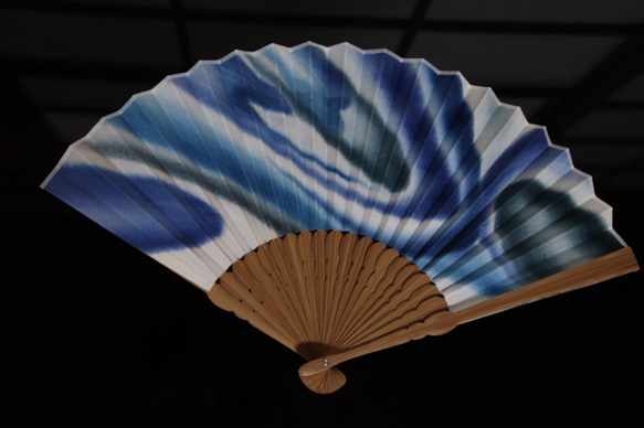 手繪絹扇“藍色旋風”（男子手持一件） 第5張的照片