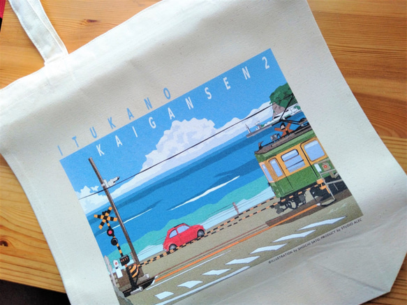 トートバッグ　湘南イラスト「いつかの海岸線２」（鎌倉高校前踏切を走る江ノ電とフィアット500） 2枚目の画像