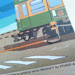 トートバッグ　湘南イラスト「いつかの海岸線２」（鎌倉高校前踏切を走る江ノ電とフィアット500） 3枚目の画像