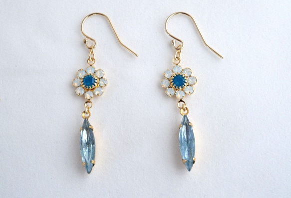 VINTAGE Flower opal pierced earrings/ear clips Light blue 第1張的照片