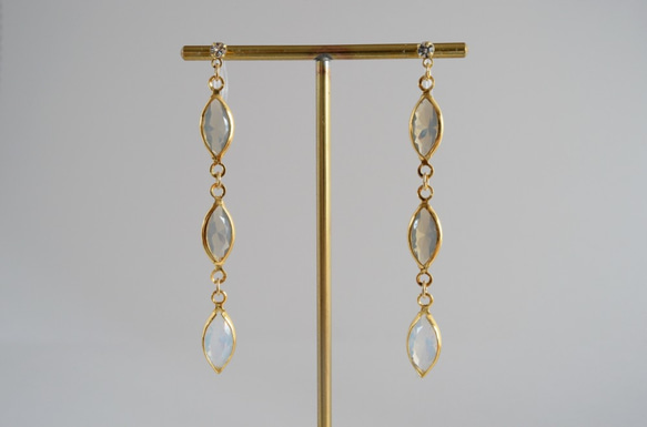 VINTAGE Glass frame earrings/pierce Graywhite 1枚目の画像