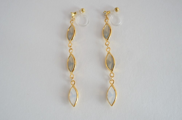 VINTAGE Glass frame earrings/pierce Graywhite 2枚目の画像