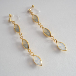 VINTAGE Glass frame earrings/pierce Graywhite 3枚目の画像