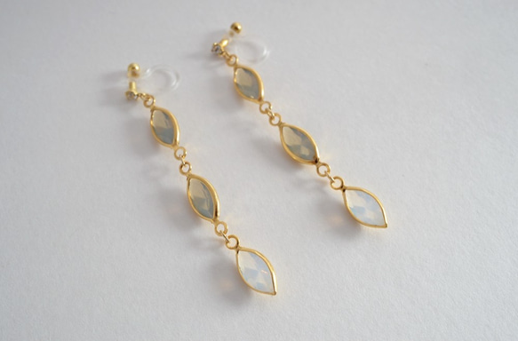 VINTAGE Glass frame earrings/pierce Graywhite 3枚目の画像