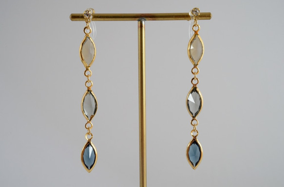 VINTAGE Glass frame earrings/pierce Blue gray 1枚目の画像