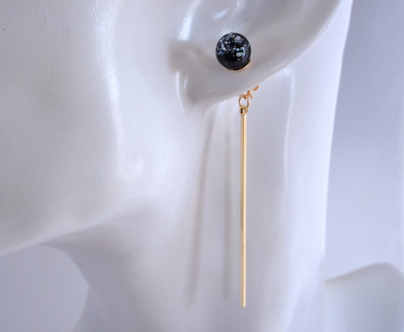 GLASS Black dichroic glass stick pierced earrings/ear clips 第2張的照片