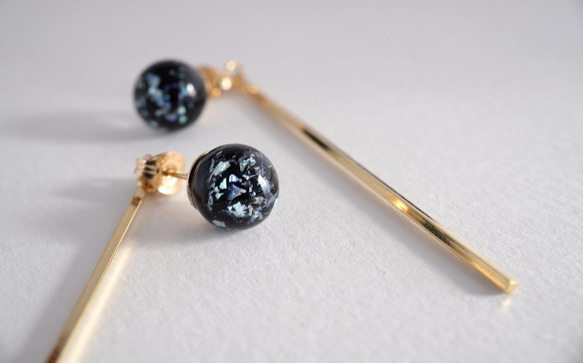 GLASS Black dichroic glass stick pierced earrings/ear clips 第1張的照片