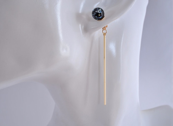 GLASS Black dichroic glass stick pierced earrings/ear clips 第2張的照片