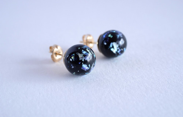 GLASS Black dichroic glass stick pierced earrings/ear clips 第4張的照片