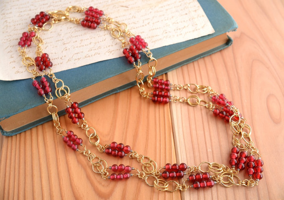VINTAGE  Red Berry Glass Long Necklace 第1張的照片
