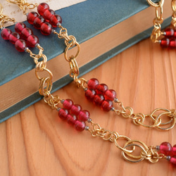 VINTAGE  Red Berry Glass Long Necklace 第2張的照片