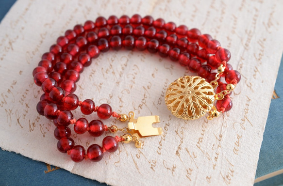 VINTAGE Red Glass Beads Filigree 3 Strand Bracelet 第2張的照片