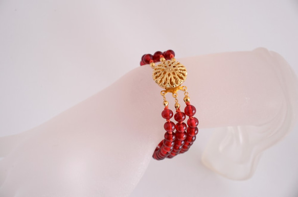 VINTAGE Red Glass Beads Filigree 3 Strand Bracelet 第5張的照片