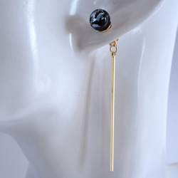 GLASS Black dichroic glass stick pierced earrings/ear clips 第2張的照片