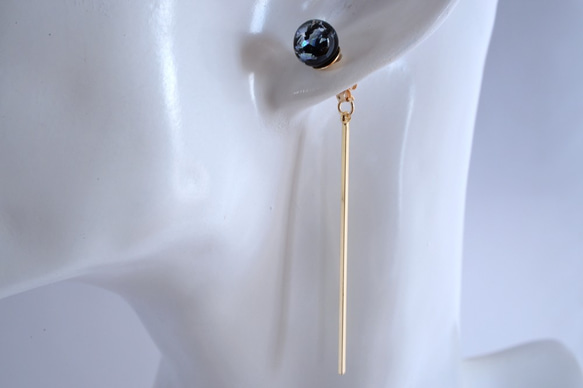 GLASS Black dichroic glass stick pierced earrings/ear clips 第2張的照片