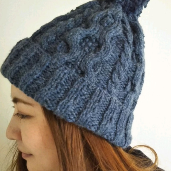 幾何学模様のニット帽 ポンポン付き 幾何学模様のニット帽 ポンポン付き 幾何学模様のニット帽