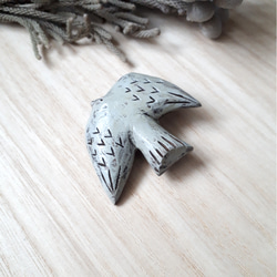 木彫り鳥さんブローチ(グレー色) 2枚目の画像