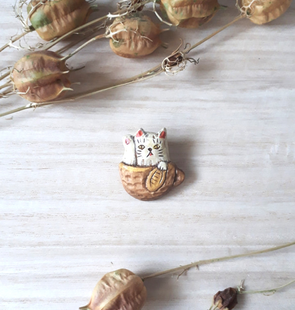 木彫りブローチ【ティーカップシリーズ】 "招き猫" 1枚目の画像