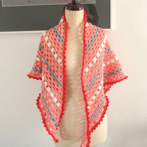 昭和レトロ風☆ピンクの手編み三角ショール・グラニースクエア