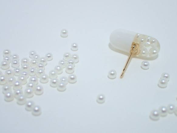 カプセルピアス（両耳）/ pair of pearl capsule earrings 4枚目の画像