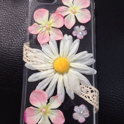 可愛いマーガレットと小花のアーティフィシャルフラワーのiPhoneカバー 2枚目の画像