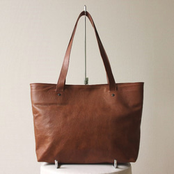 シンプルな革のトートバッグ　茶色 1枚目の画像