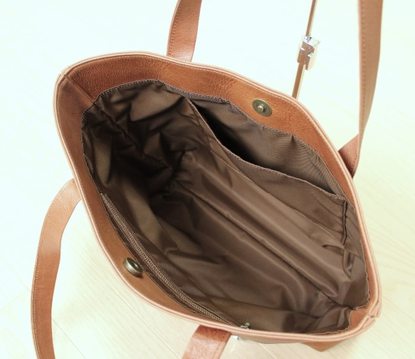 シンプルな革のトートバッグ　茶色 2枚目の画像