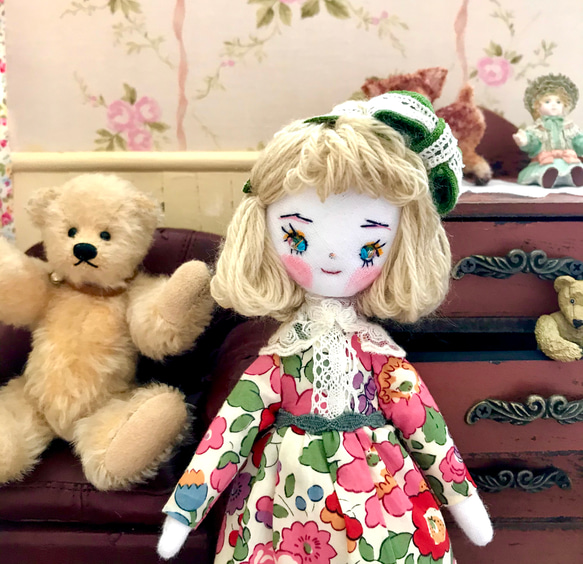 ハンドメイドドール　ミニドール　　人形　花柄ワンピの女の子 1枚目の画像