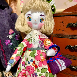 ハンドメイドドール　ミニドール　　人形　花柄ワンピの女の子 5枚目の画像