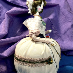ピンクッションドール 白のドレス 5枚目の画像