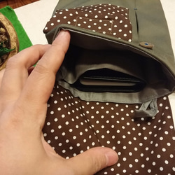 大人の大きい移動ポケット 財布つき 　ドット×カーキグリーン 3枚目の画像