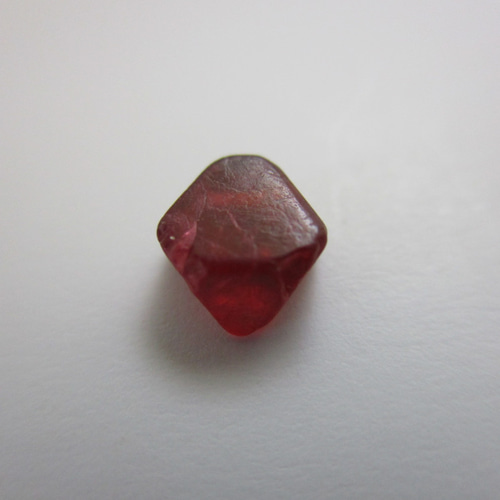 ☆八面体結晶、天然レッドスピネル結晶原石（ミャンマー産