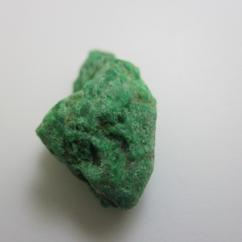 ☆レア鉱物！ 天然コスモクロアの原石【ミャンマー産】（良品質