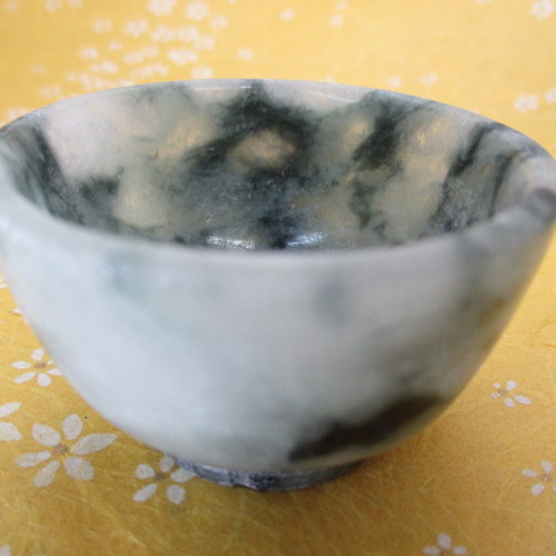 ☆天然ビルマ翡翠（硬玉）を使った翡翠の玉杯（ぐい呑み）可愛い小物