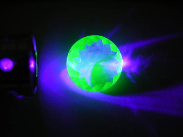 ☆レア品）ウランガラスのルース＊5．5カラット（アメリカ製