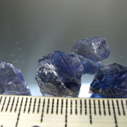 ☆見る角度で色の濃淡あり◇マダガスカル産◇アイオライトの原石
