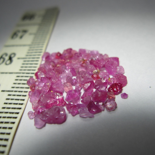 ☆ブラックライトで真っ赤に蛍光！◇ミャンマー モゴク産