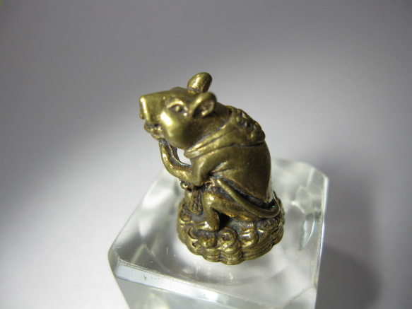 ★タイのミニ仏シリーズ◆鋳物で作られた可愛いメタルの置物◆金塊を持ったネズミちゃんー２ 2枚目の画像
